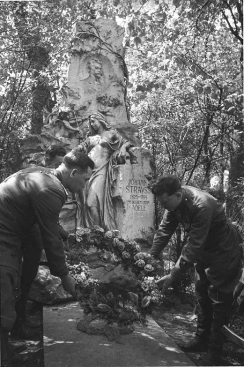 Soviet officers laying a wreath on the grave of Austrian composer Johann Strauss II in Vienna, Austria, date unknown