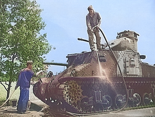 US Army maintenance crew washing a M3 Lee medium tank, Fort Knox, Kentucky, United States, Jun 1942 [Colorized by WW2DB]