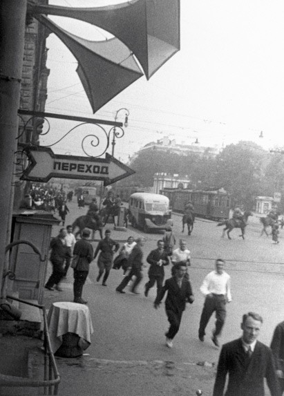 Citizens of Leningrad, Russia running as the air alarm sounded, 24 Jun 1941