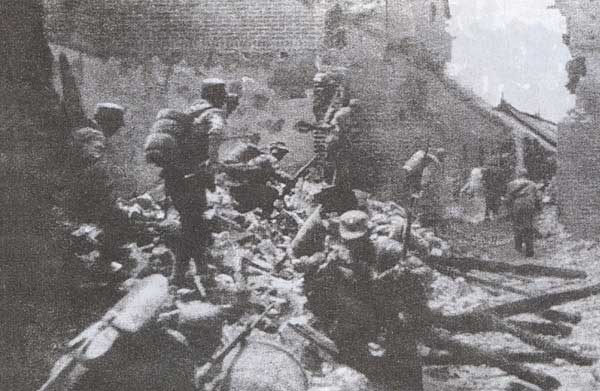 Chinese troops fighting in Tai'erzhuang, Shandong Province, China, Apr 1938