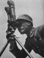 Chinese soldier with German-made Scherenfernrohr S.F.14.Z.Gi range finder, 1937-1938