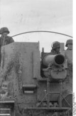 German Waffen-SS troops operating a Grille self-propelled gun in Russia, Jul 1943, photo 2 of 2