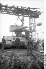Repairing a Tiger I heavy tank, Russia, Jan-Feb 1944, photo 08 of 16