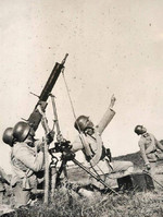 Chinese anti-aircraft crew with a Type 24 machine gun, date unknown