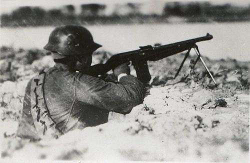 Chinese soldier with a KE-7 light machine gun, China, circa late 1930s