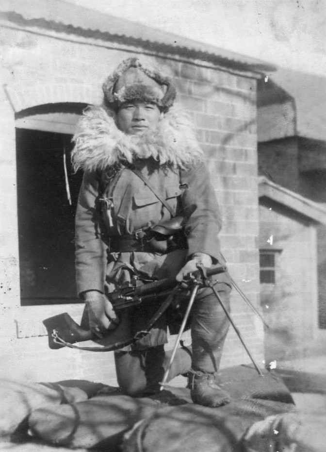 Japanese Army soldier with Type 11 machine gun and winter gear, China, circa 1940s