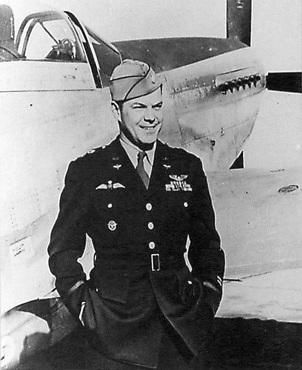 LtCol Bill Dunn in front of a P-51 Mustang. Dunn was the USA’s first fighter ace flying with the RAF Eagle Squadron before USA entered the war. Note his USAAF wings, RAF brevet, & what may be a Luftwaffe Pilot badge.