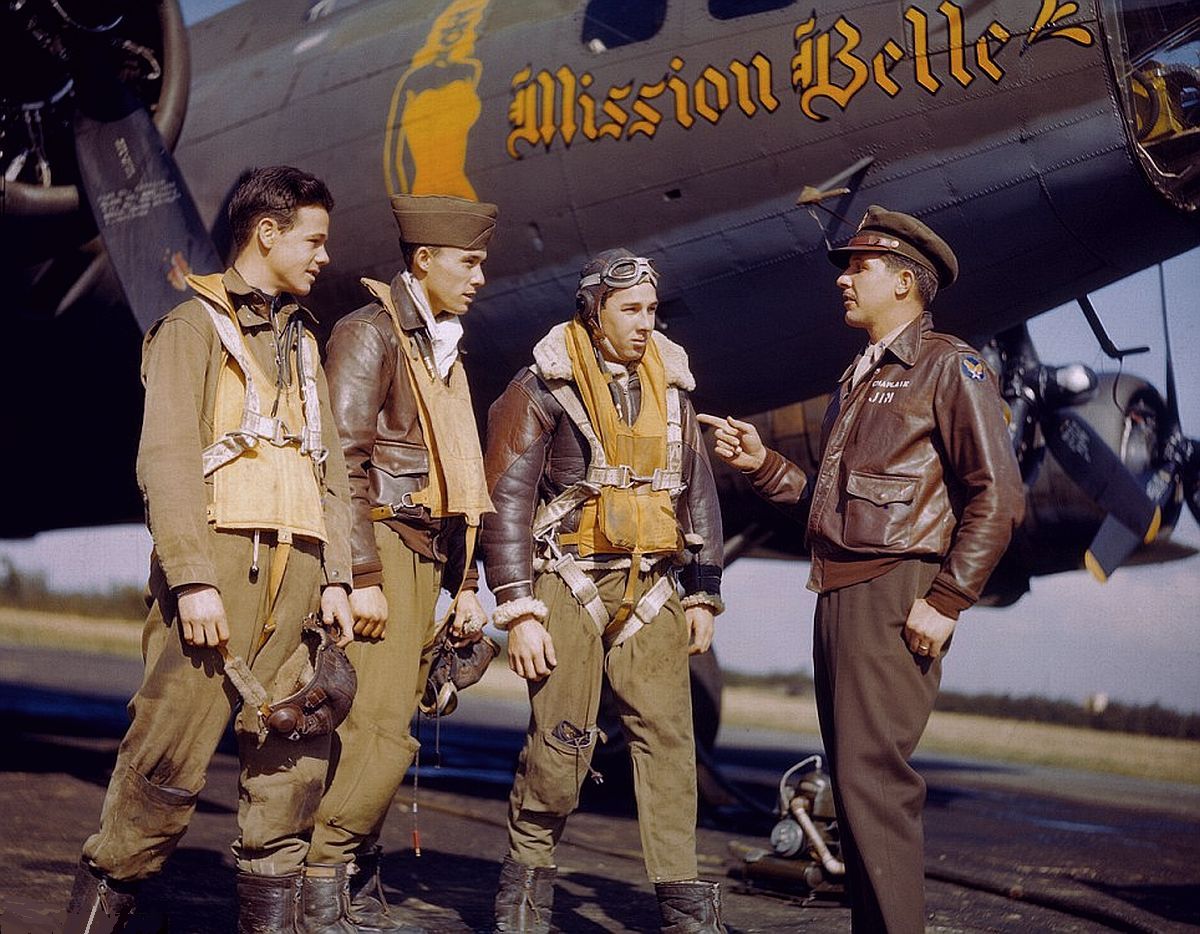 Gunners of the 385th Bomb Group pose in front of B-17F Fortress 