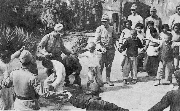 Japanese soldiers playing with Chinese children, 1937