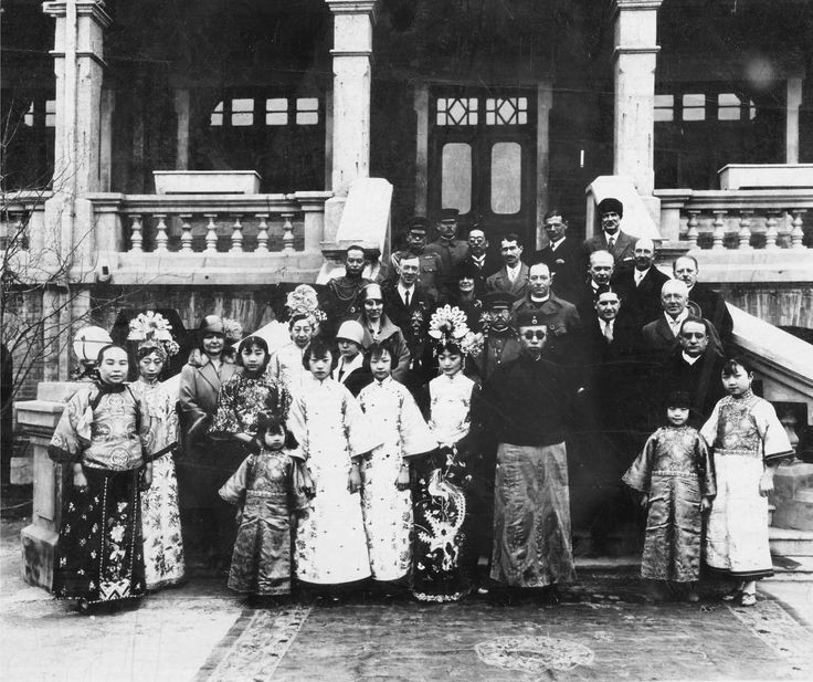 Puyi with his family and foreign visitors at Puyi's residence of Zhang Garden (Zhangyuan), Tianjin, China, 1925-1929
