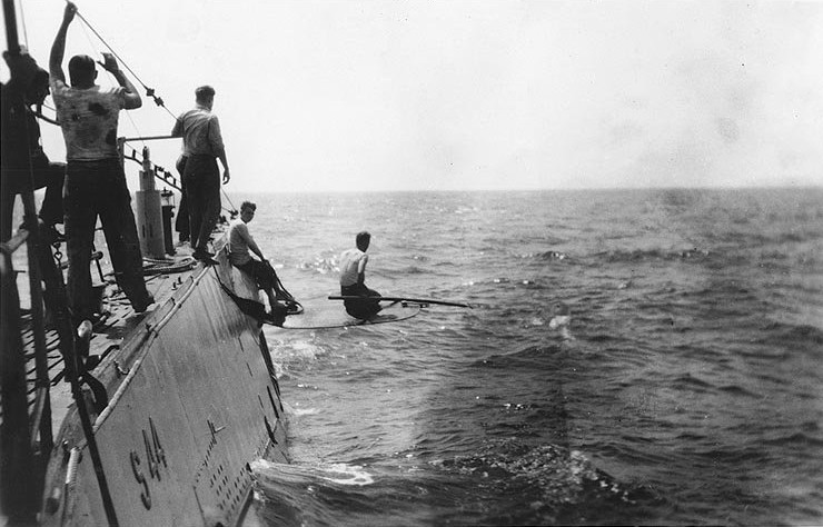 USS S-44 retrieving torpedoes, 1926