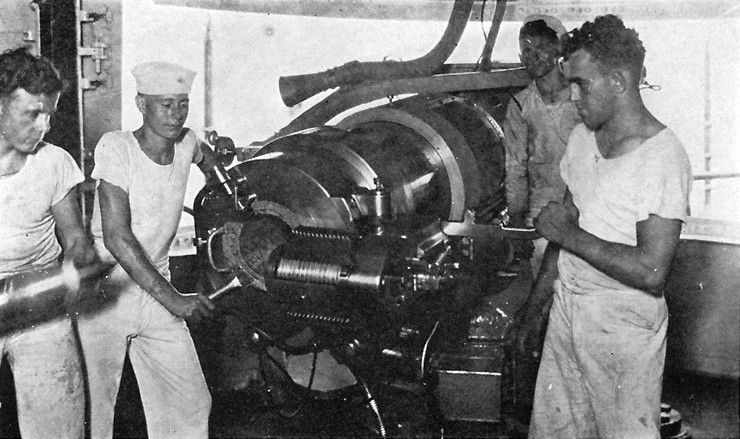 Crewmen with No. 4 5-inch gun aboard USS New Mexico, 1919