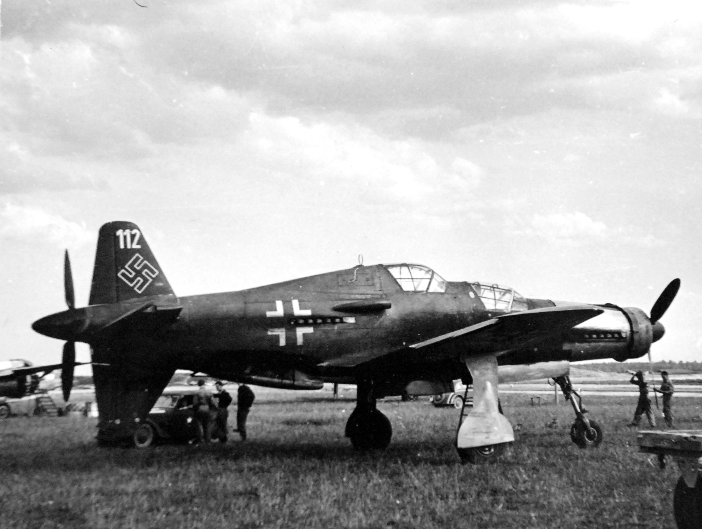 Two-seat variant of the Do-335 Pfeil (arrow) known as the Ameisenbär (anteater) on a German airfield after capture by the United States Army, mid-1945.