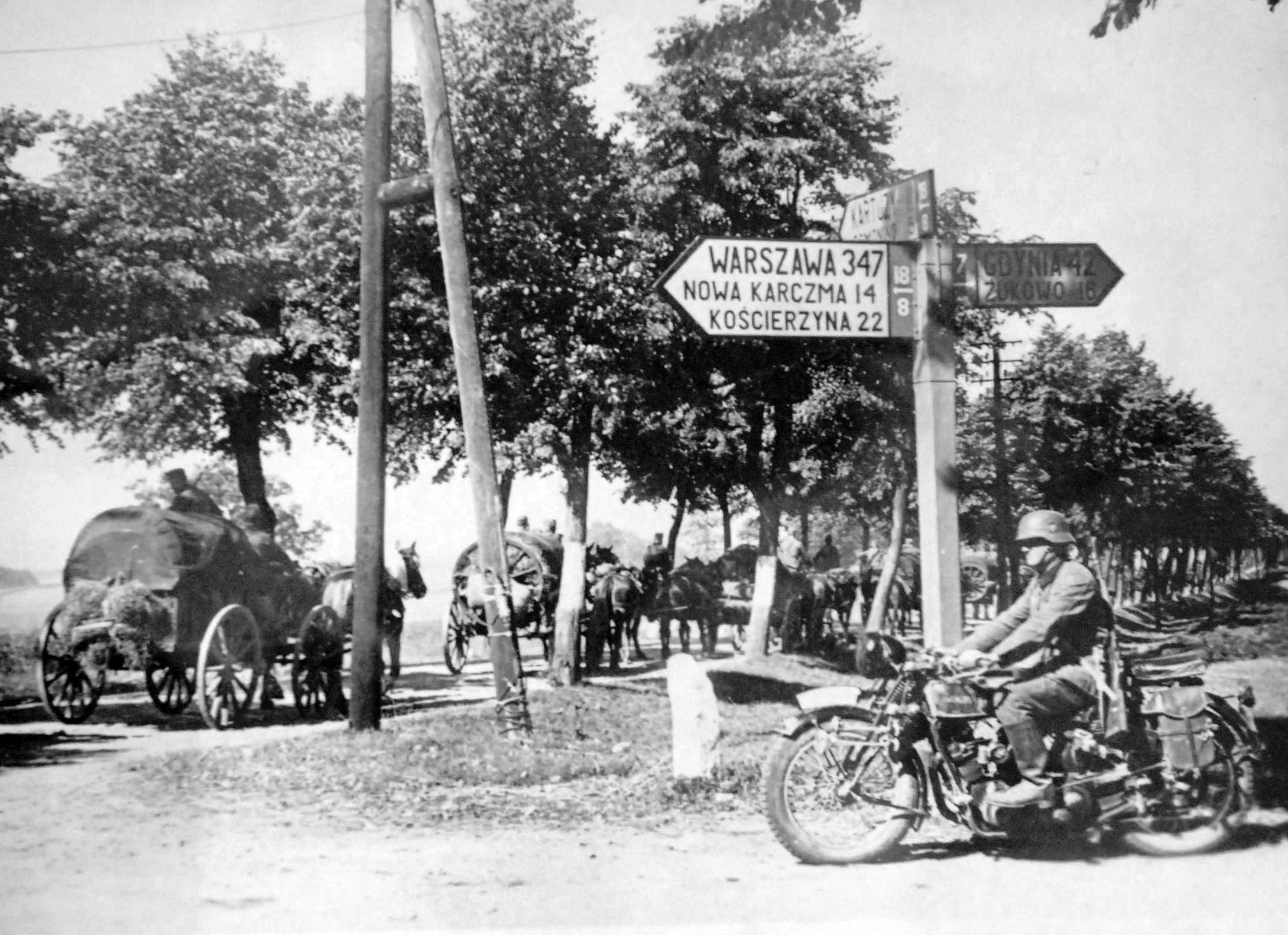 German troops at the Egiertowo crossroads on the road to Danzig during the initial invasion of Poland, 1 Sep 1939. Note the heavy German reliance on horse-drawn transports.
