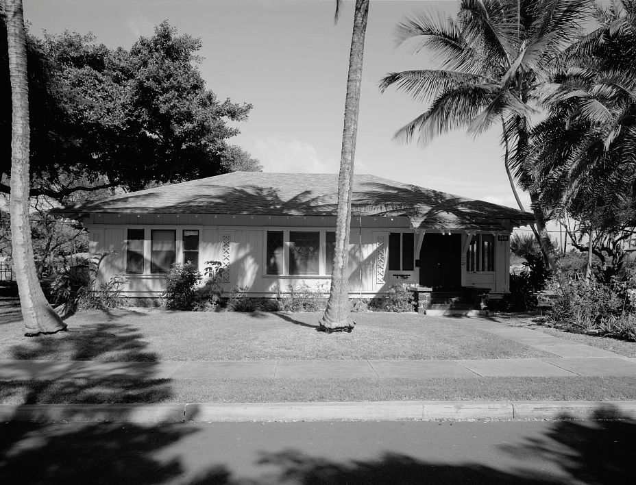 Typical example of Type Y officer’s quarters at Fort Kamehameha at the entrance to Pearl Harbor, Oahu, Hawaii, circa 1940.