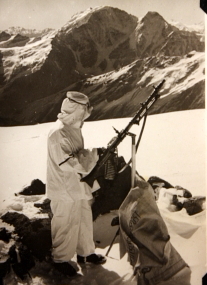 German mountain soldier with MG 34 machine gun, date unknown