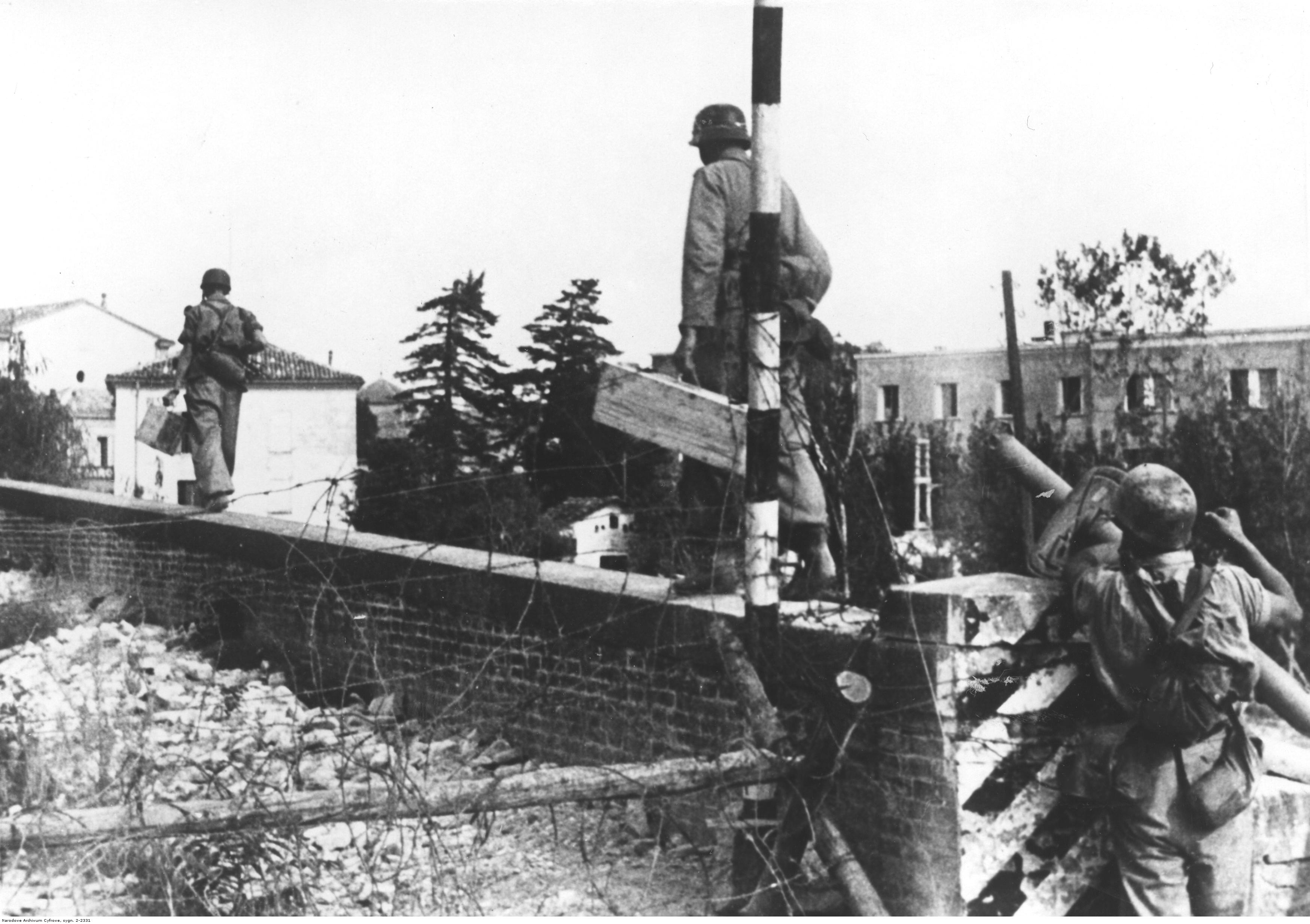 German soldiers in Poland, Sep 1944; note Panzerschreck weapon being lifted up to the wall