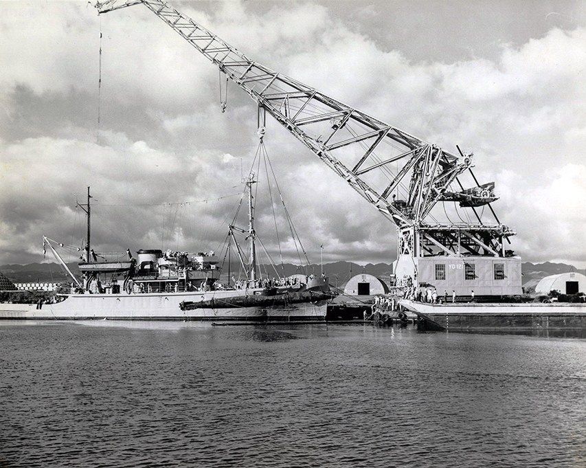 USS Current alongside Pearl Harbor Salvage Dock as Floating Crane YD-121 lifts a Japanese Type A Kō-hyōteki-class midget submarine used in the Pearl Harbor Attack salvaged from Oahu’s Keehi Lagoon, 14 Jul 1960.
