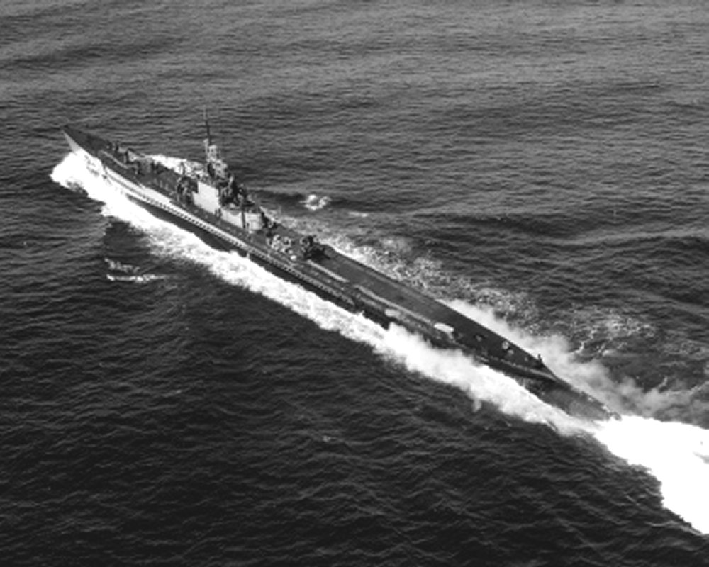 Submarine USS Tinosa underway, 1945.