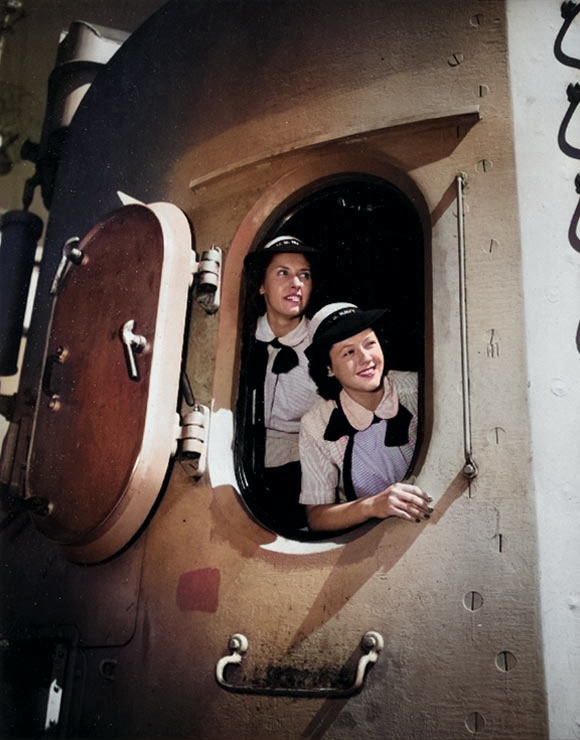 WAVES Yeoman Second Class Blanche Oswald and Yeoman Third Class Betty Martin in a 5in twin gun turret aboard Missouri, Norfolk Navy Yard, Virginia, United States, 19 Aug 1944 [Colorized by WW2DB]