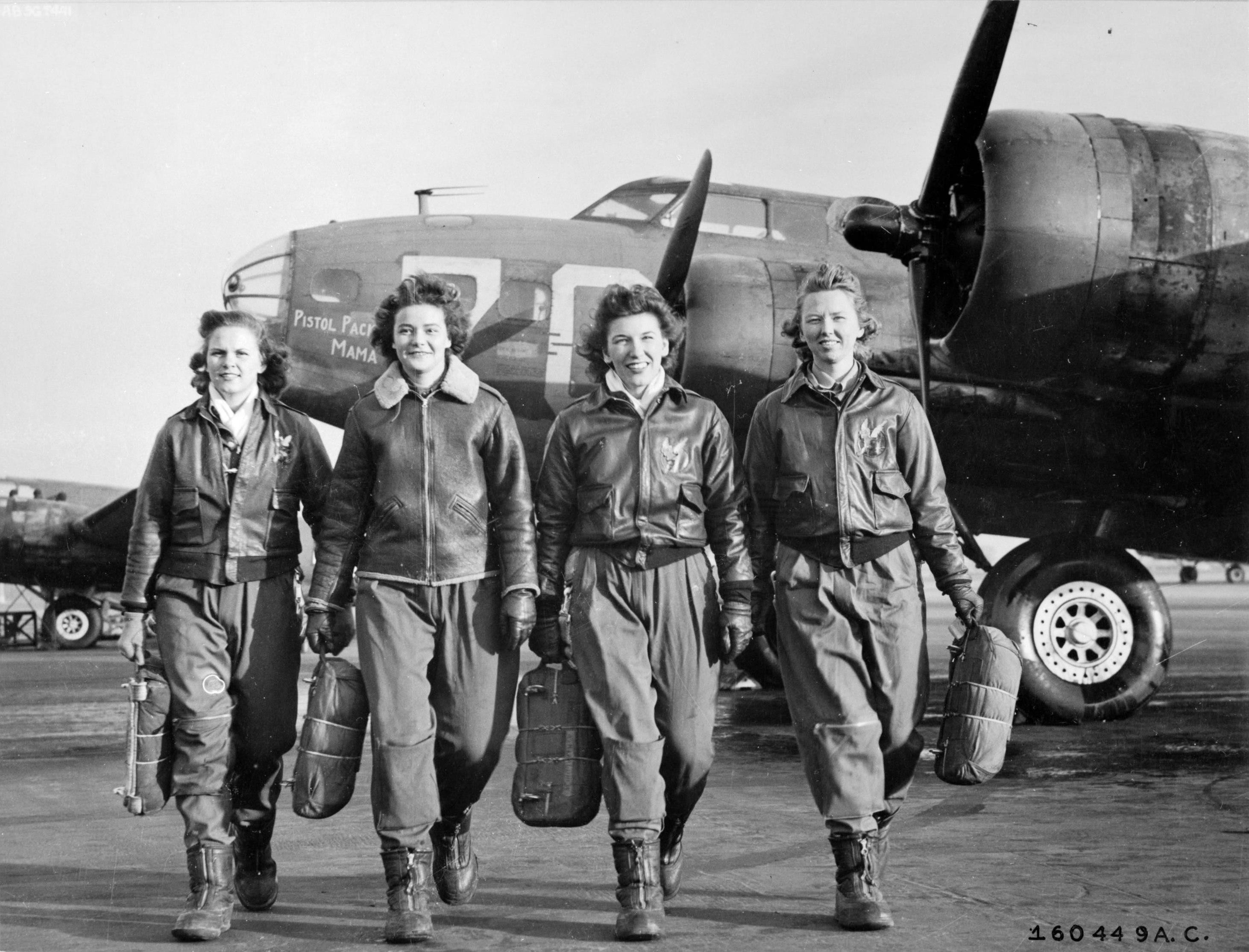 Four WASP pilots in training in front of B-17 bomber 'Pistol Packin' Mama', Lockbourne, Ohio, United States, circa 1943-1945