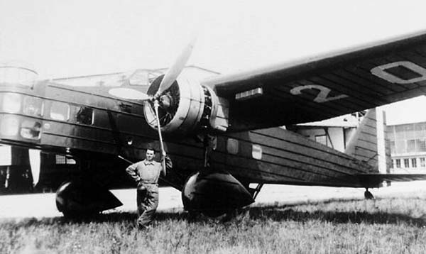 An aviator posing with a MB.200 bomber, 1930s