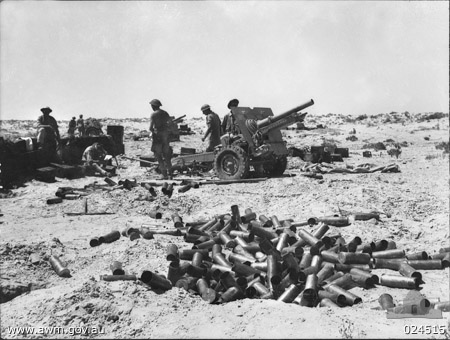 25-pounder gun of Australian 2/8th Field Regiment near El Alamein, Egypt, 12 Jul 1942