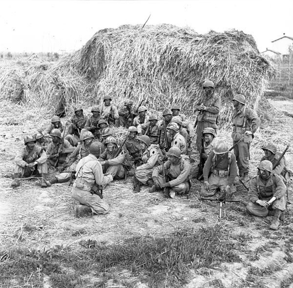 Canadian 1st Special Service Force troops being brief, Anzio beachhead, Italy, 20 Apr 1944