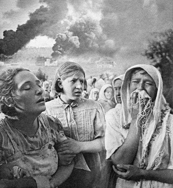 Women fleeing from German bombing in Grushki district, Kiev, Ukraine, 23 Jun 1941