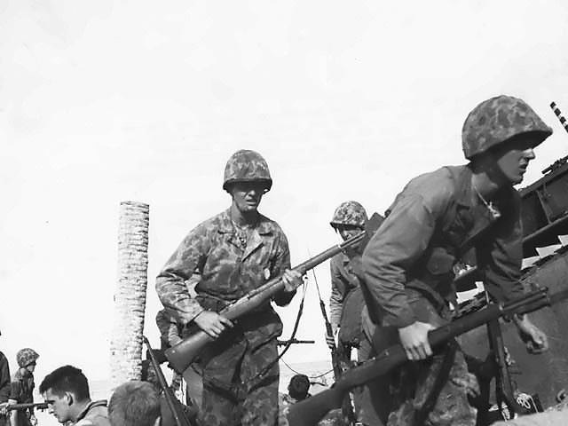 US Marines landing at Tarawa, Gilbert Islands, Nov 1943, photo 1 of 2