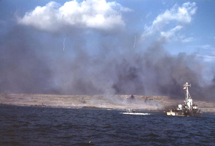 LCS(L)-31 or LCS(L)-36 and a LCVP operating off Iwo Jima beach, 19 Feb 1945