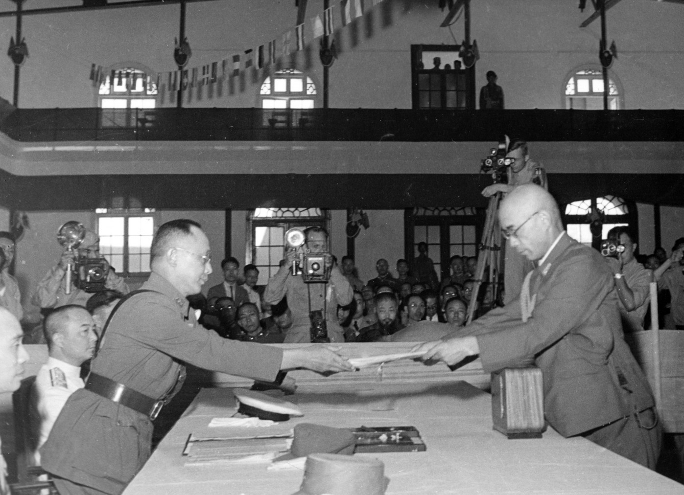 Yasuji Okamura surrendering to He Yingqin, Nanjing, China, 9 Sep 1945, photo 2 of 3