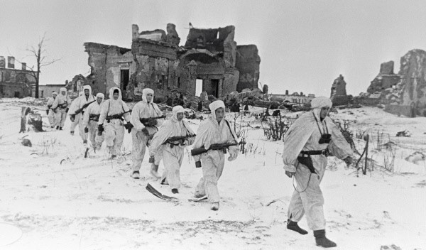 Soviet troops patrolling Pulkovo Heights south of Leningrad, Russia, 1 Mar 1942
