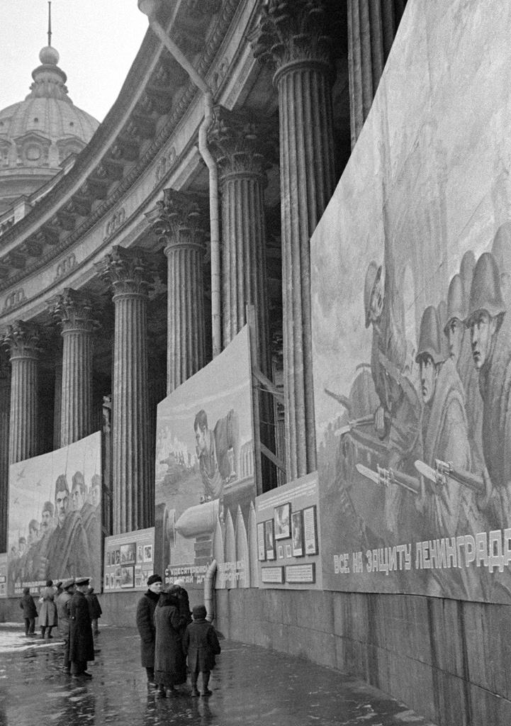 Civilians browsing Soviet propaganda, Kazan Cathedral, Leningrad, Russia, 9 Oct 1941, photo 2 of 2
