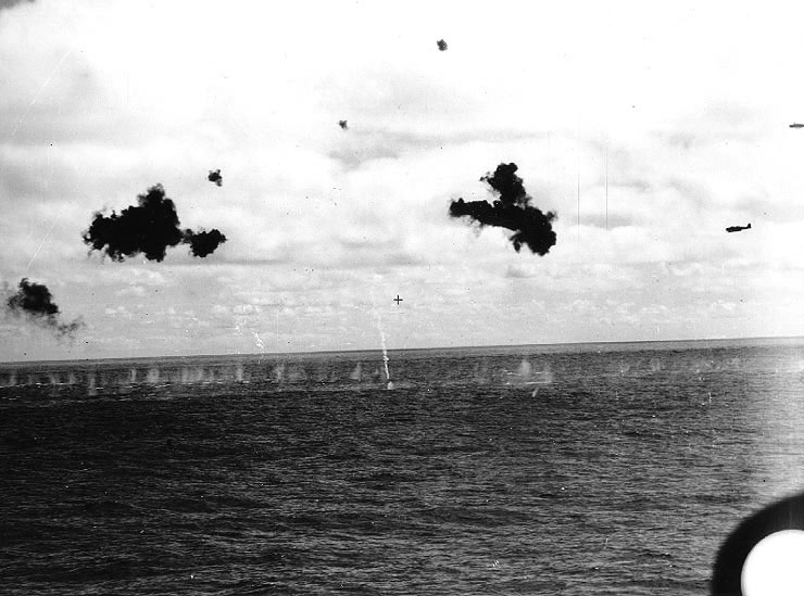A B5N torpedo bomber approached Yorktown, 4 un 1942