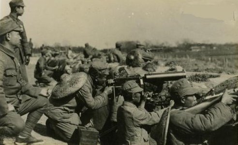Chinese Army machine gun crew, Shanghai, China, 1932, photo 2 of 2