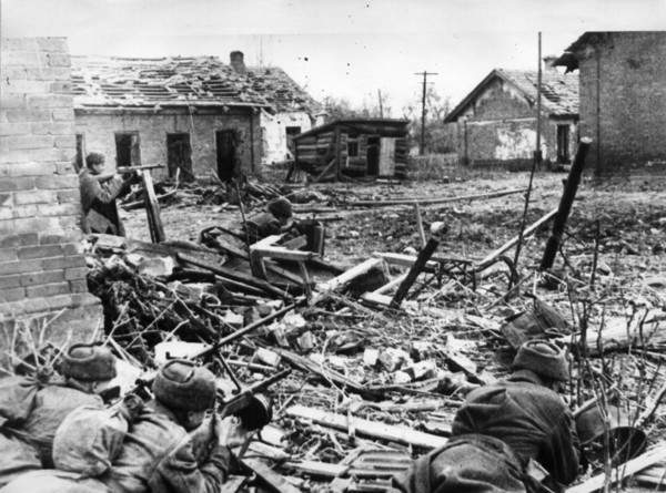 Soviet troops in Stalingrad ruins awaiting a German attack, southern Russia, 1942