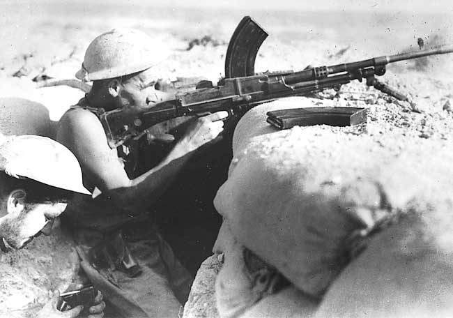 Australian troops in a foxhole with Bren gun near Tobruk, Libya, Aug 1941
