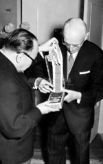Chinese ambassador to Belgium Wang Xiaoxi presenting an award to Alexander von Falkenhausen, Germany, 28 Nov 1958