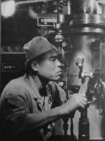 Japanese sailor operating a periscope, 1941-1943