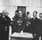 Mayor Jin Mingshi of Xinjing, Manchukuo pointing out landmarks to Zhang Jinghui and Wang Jingwei, May 1942, photo 1 of 2