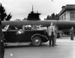 Roosevelt touring Mare Island Naval Shipyard, Vallejo, California, United States, 24 Sep 1942, with Japanese midget submarine Ha-19 in background