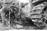 German troops repairing tracks of a Tiger I heavy tank, Nettuno, Italy, Mar 1944, photo 1 of 5