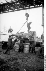 Repairing a Tiger I heavy tank, Russia, Jan-Feb 1944, photo 05 of 16