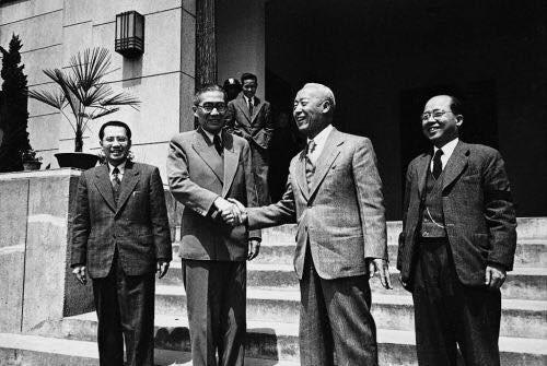 Chairman of the Interim Legislative Assembly of Korea Rhee Syngman with former mayor of Shanghai Wu Tiecheng, Nanjing, China, Jun 1947