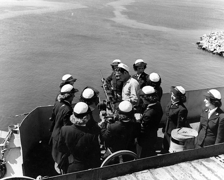 WAVES personnel examining a 20mm anti-aircraft machine gun aboard escort carrier Mission Bay, 20 Aug 1944