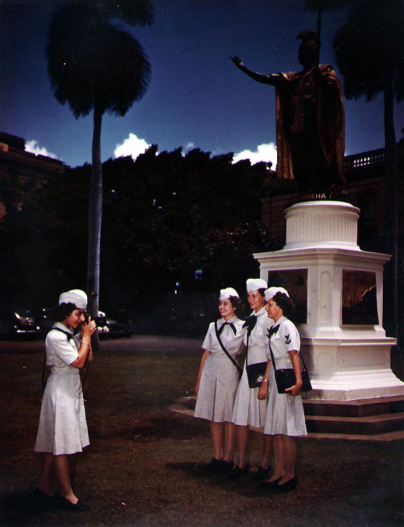 WAVES Yeoman 3rd Class Margaret Jean Fusco photographed friends by King Kamehameha's statue in Honolulu, US Territory of Hawaii, circa spring 1945