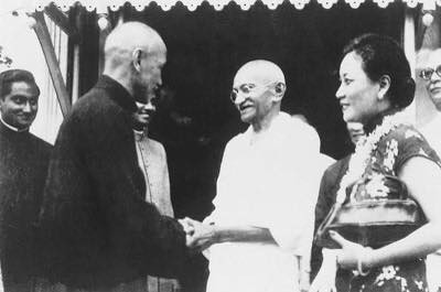 Chiang Kaishek, Song Meiling, and Mohandas Gandhi, India, 18 Feb 1942, photo 4 of 4