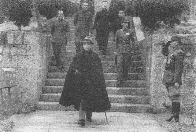 Chiang Kaishek with Chinese officers, 1942