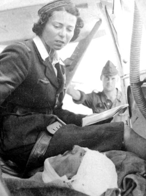 Mariana Dragescu with a wounded Romania soldier, 1942